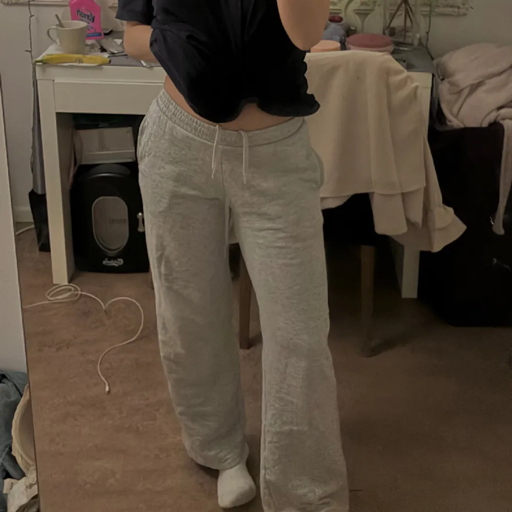Jätte sköna å fina lågmidjade mjukisar från bikbok💗endast använda 2 gånger då de är lite för korta på mig som är ca 165💗. Jeans & Byxor.