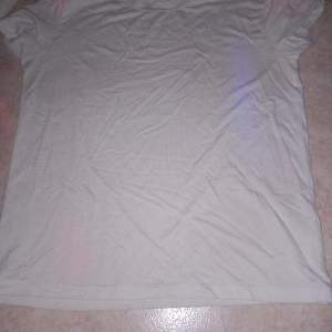 En vit t-shirt som jag inte har använt sä  mycket den är i storlek M men passar jätte bra på mig so har storlek 36. Kontakta mig för mer info och bilder.
