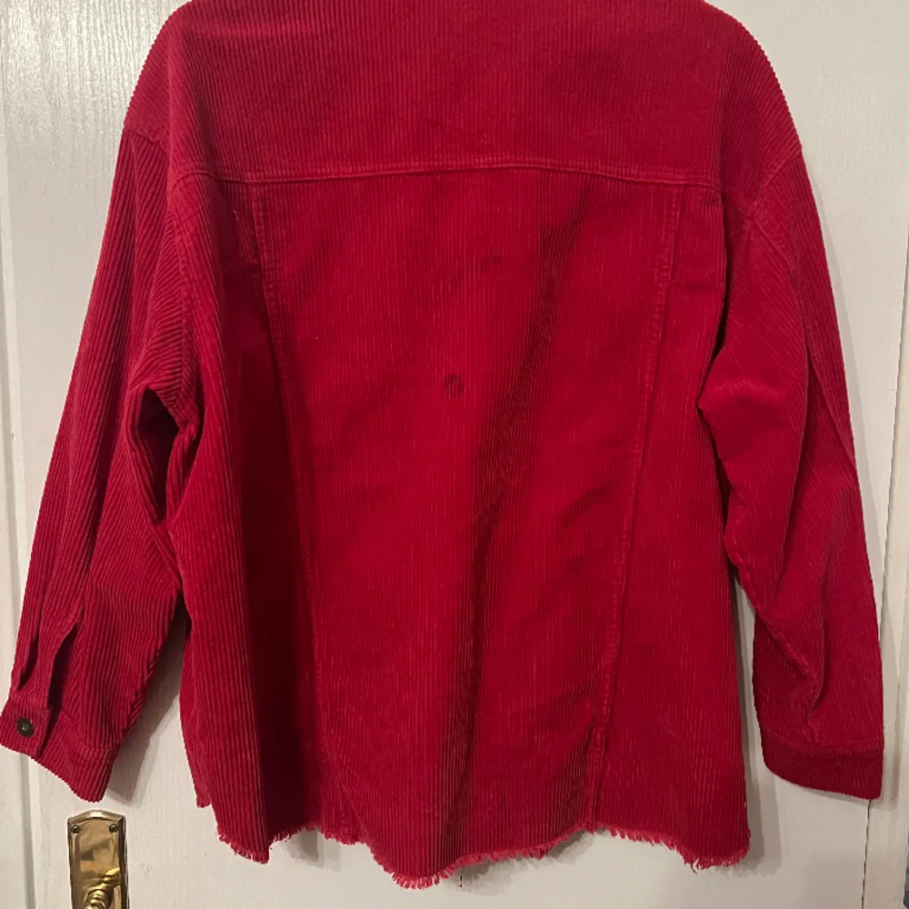 En fin och skön röd jacka från Zara, den är fin att ha på sig både inne och ute💕. Jackor.