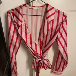 Mönstrad topp - Mönstrad knytblus från NAKD strl 34
