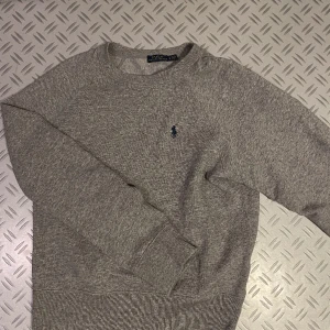 Polo Ralph lauren sweatshirt. - Väldigt skön och snygg märkes sweatshirt. Den här sweatshirten är väldigt fräsch, skön och snygg! Den är i väldigt bra kvalitet och skick! Den här är knappt använd. Nypris 1000 mitt pris 199!