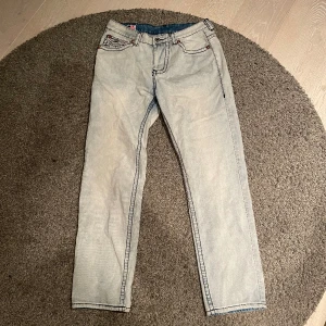 True religon jeans storlek 34 - Ett par truies som bara är använda 3 gånger! Passformen är baggy och ser utmärkt ut🤩