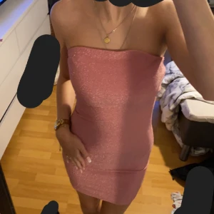 Rosa glitter klänning - Använd en gång och bara legat och dammat sedan dess. Slutar ca 10-15 cm ner på låret Har en i Xs och en i S Köpt för ca 100-200 S ÄR SÅLD 
