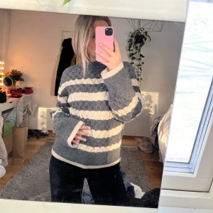 Stickad randig tröja - Väldigt söt stickad randig tröja från GinaTricot, använd varsamt och är vi gott skick!💗😽