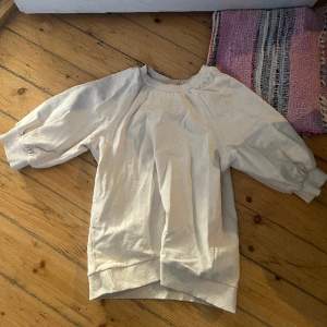 En jättegullig tröja jag köpte sommaren 2022💕 den är från Aware by vero moda💕 storlek S💗