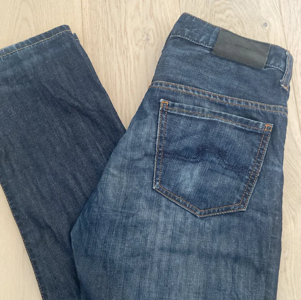 Dessa jättefina J.Lindeberg jeansen är använda ungefär 2 gånger och har väldigt bra skick, säljer pga att jag inte använder längre. Dom är straight och kanske lite mer åt bootcut hållet🩷 skriv privat för fler bilder. Jeans & Byxor.