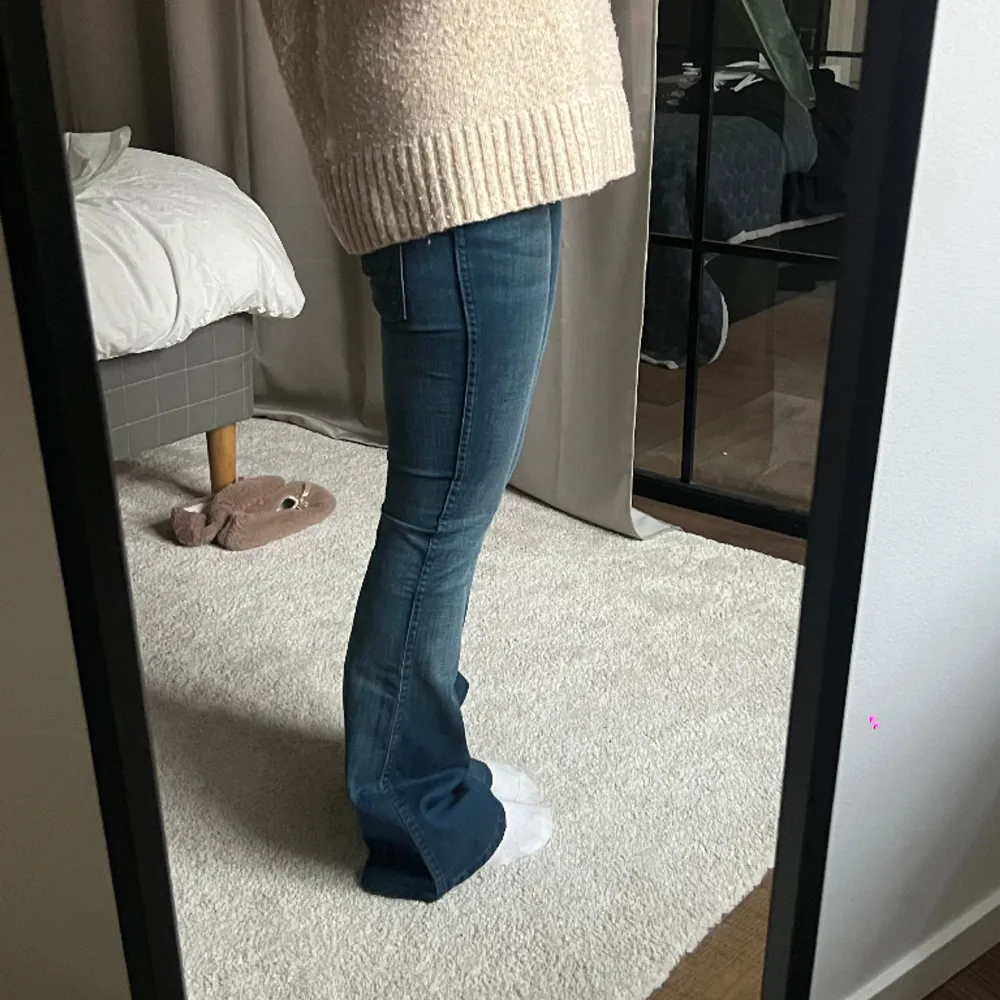 Jätte långa Lågmidjade jeans, säljer då dem är för små för mig i midjan, är vanligtvis en 38/m i jeans och 170cm lång❤️. Jeans & Byxor.