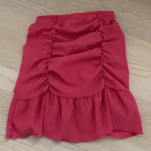 Säljer nu min rosa kjol från Gina då den är förliten, inte använd mycket så gott skick🤍 Hör av er vid frågor eller intresse!🤍