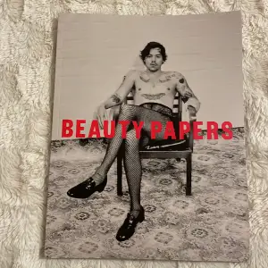 Säljer denna limited edition beauty papers tidningen i nyskick. Innehåller flera exklusiva bilder på Harry och en poster. 