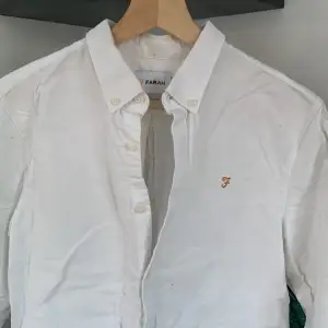 Fräsch vit skjorta från märket Farah. 100% bomull och i fin kvalitet🤩