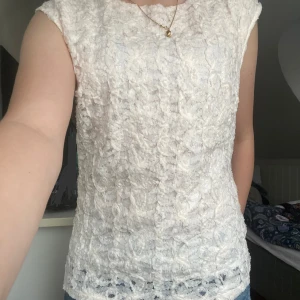 ”Spets” tröja - Säljer en gullig vintage topp/blus 💕fint skick och passar mig som normalt sett bär S