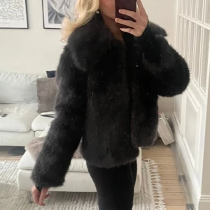 Pälsjacka - ny annons pga. Oseriösa köpare. Fuskpäls-jacka från New Look i storlek M. Säljer för 550kr Vid snabb affär - KÖP NU!