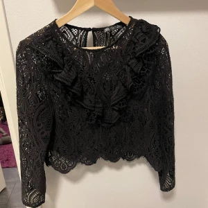Zara blus - Skitsnygg blus från zara, perfekt till fest! Säljer pga tröttnat och har många liknande.