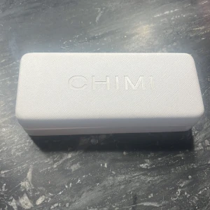 Chimi solglasögon  - Hej säljer mina chimis i storlek 01 då det inte kommer till användning längre. Inte använda så många gånger och ser väldigt fräscha ut. Dom är i bra skick och i färgen TORTOISE köpta för 1200 och pris kan diskuteras