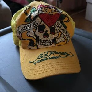 Ed hardy-keps Justerbar - Ed hardy hade jag ALLTID på mig när jag var drainer men nu har jag bytt stil så då tänkte jag lägga upp lite pundar-kläder här på plick kom o köp!!!🫶🏼😁🤘🏼