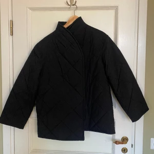 Quiltad jacka från Arket - Svart quiltad jacka från Arket i strl XS. Passar XS-M pga oversized.  Kan mötas upp i Sthlm eller posta.