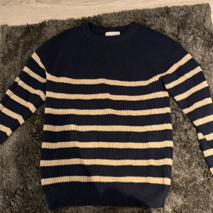 Stickad tröja - En stickad tröja i storlek 170 Väldigt skön