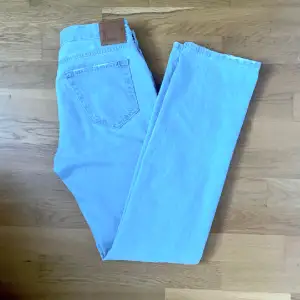 säljer dessa ljusblåa midwaist jeans från Bikbok som är raka i modellen💘 perfekt i längd på mig som är 180 cm💞 nypris 699 kr