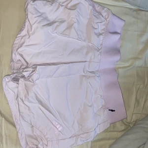 Adidas träningsshorts  - Kan inte se storleken på dessa då lappen från baksidan är borta, men de passar säker M/S