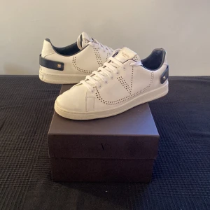 Valentino Garavani v sneakers  - Mörk blå valentino  Storlek: 43  Nypris: Ca 7000 kr Pris: 1999 kr  Tillbehör dust bags och helt nya skosnören.