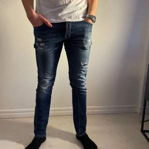 Säljer nu ett par riktkgt feta Jack and Jones jeans som inte kommer till användning. Använda ett fåtal gånger. Hör av dig vid eventuella frågor! Modellen på bilder är 189