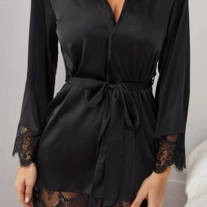 Morgonrock  - Säljer denna super snygga morgonrocken från Shein som inte kommer till användning. Skriv vid fler frågor🫶🏼