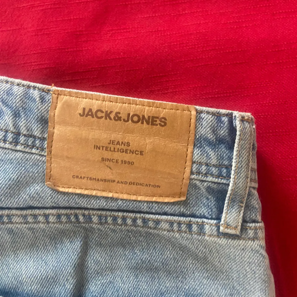 Säljer nu mina ljusblåa Jack & Jones jeans för 100kr, köpta för 600kr på Jack & Jones Skick är 9/10  W32 L34 Loose/Chris. Jeans & Byxor.