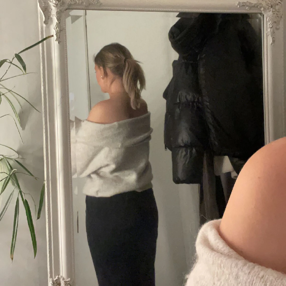 Off-shoulder stickad tröja  - 90