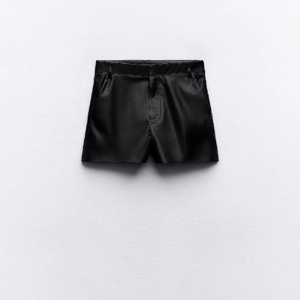 Säljer dessa snygga skinn shorts från zara, aldrig använda. Storlek 38 men sitter som en S. Kom privat för egna bilder🤍. Shorts.