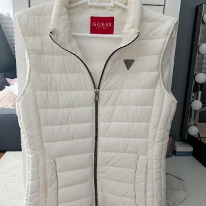 Guess väst  - Säljer denna fina guess västen som inte säljs längre. Så fin, storlek S💓