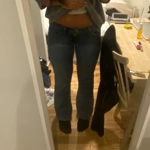 Lågmidjade utsvängda jeans - Ett par lågmidjade bootcut jeans från märket Lucky brand. Storlek 29 men passar mig som är ca 167 lång och brukar ha storlek 28/32 i levis jeans som referens. Fint skick!