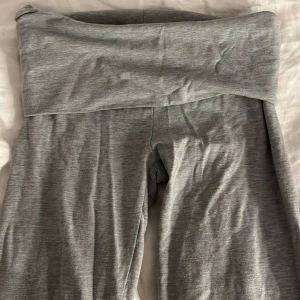 Snygga yoga pants - Snygga yoga pants från Gina. Använda fåtal gånger då dom blev snabbt för korta. Inga defekter elr liknande. Köpta för typ 350.