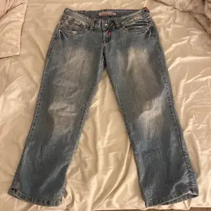säljer dessa jeans pågrund av att dem är alldeles för korta för mig 
