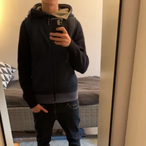 Väst med luva  - Säljer denna pga ingen användning | 8/10 skick Org pris: 1000 Mitt pris: 399 Va inte rädd att pruta