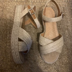 Sandaler - Sandaler köpta på Ibiza förra sommaren. Använd ett fåtal gånger så är i mycket gott skick. 🤎