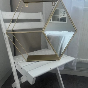 Guld hylla med spegel  - Snygg inredning hylla med spegel 