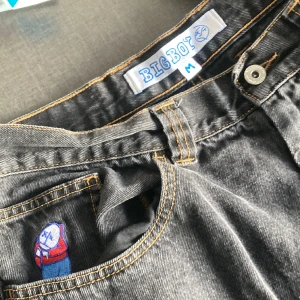Big boy pants Polar svart M gamla loggan - Big boys i bra skick, liten skada vid vänster framficka från griptape på skate och mycket litet skav bak längst ner på benen. Gamla logotypen, storlek M (waist 31”-33”). Silver black. Baggy och ursnygga.