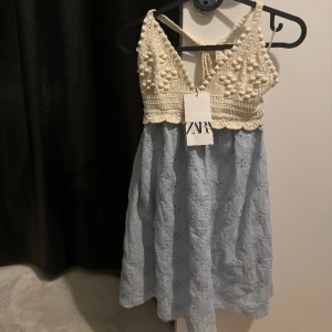 Zara klänning  - Gullig blå sommarklänning från zara, aldrig använd🤍
