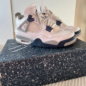 AIR JORDAN 4 RETRO  - Säljer mina skor då de inte längre är min stil. Storlek 8,41 Jag köpte dem jan 23 för 4 999 kr. Dem är garanterat helt äkta har kvitto. 💙