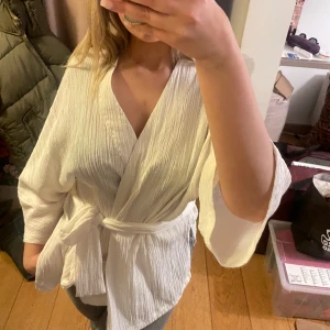 Blus/kimono  - Blus/Kimono från Lindex i stl s/m. Använd fåtal ggr, köptes för 399kr säljer för 200kr