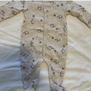 Bebiskläder - Beige helt ny oanvänd body. Bebisar 3-6 månader  