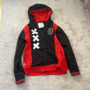Hej, säljer min zip hoodie med svart rött tema av fotboll klubben Ajax. Det är vuxen stl S Jag kan frakta via postnord men då står köpare för frakt kostnad, mvh Oliver