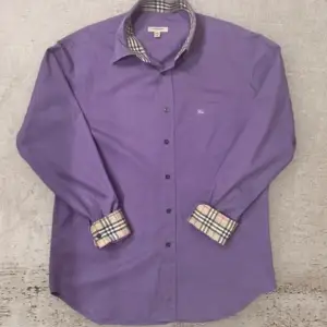 Hej! Säljer nu denna super snygga och unika burberry skjortan. Den är knappt använd. Modellen är 184 och väger 69kg