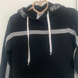 Mayadelorez hoodie💕❤️ - Mayadelorez hoodie för 550 original pris 900 använd 3 gånger på tävling annars helt ny. Priset går att diskuteras💕(den finns INTE kvar att köpa på hemsidan) 💕💕