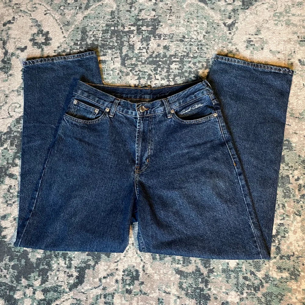 Jätte fina mörkblå jeans, i bra skick, köpta på junk yard. Säljer då dom tyvärr inte kommer till anvädning. Midjemått: 40 cm ( dock lite insydda) innerbensmått: 75 cm Litet märke på vänste bakficka, från mobil.🫶. Jeans & Byxor.