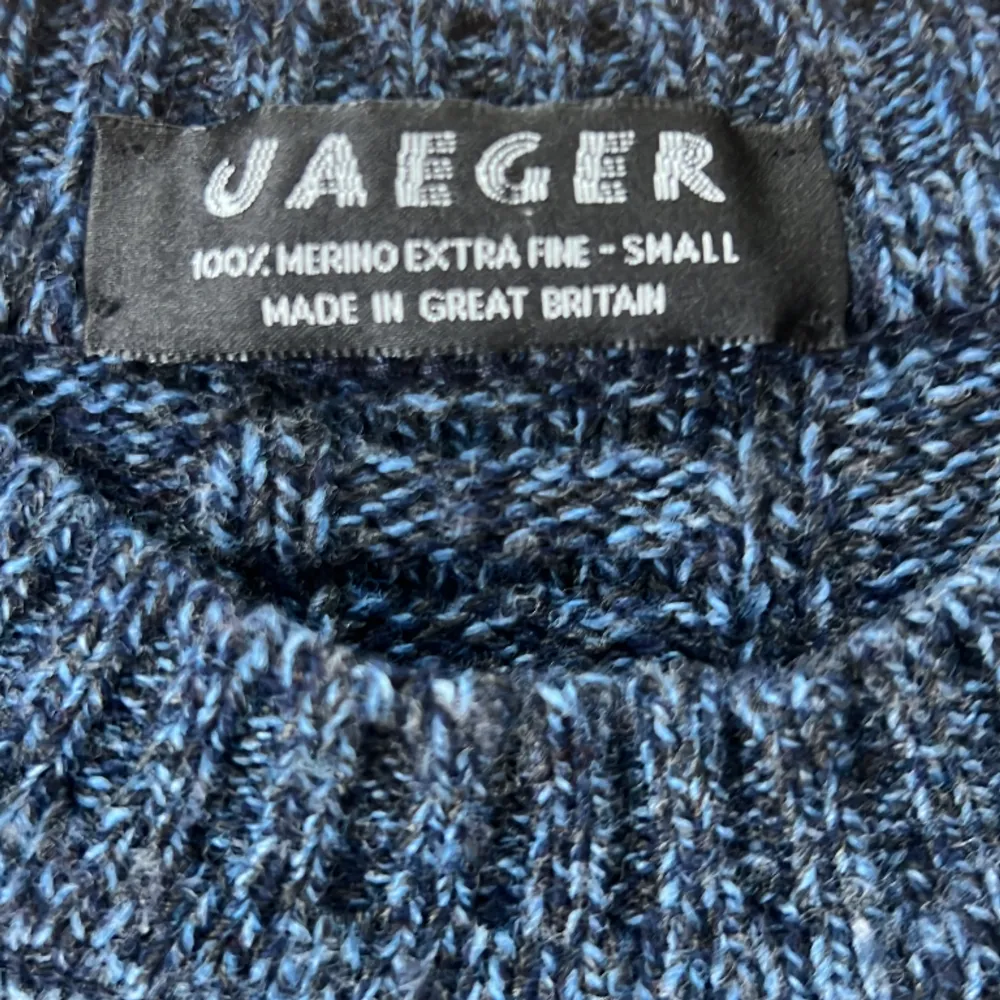 Hej! Säljer en jättefin stickad tröja från Jaeger i nyskick. 100% merino ull. Skriv vid fler frågor🤗. Stickat.