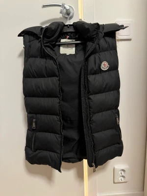 Väst - Säljer min väst storlek 1, motsvarar XS-S. Knappt använd, som ny.   Jag har köpt den av en privatperson. Har inget kvitto. Men finns QR kod som länkar till Monclers hemsida. 