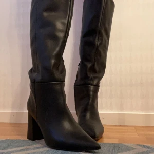 Stövlar  - Sparsamt använd, sammanlagt ca 1h.  Från Na-kd, nypris ca 1,4k. En liten fläck på bilden men den är borta nu, självklart så gör jag även rent de undertill innan post💕