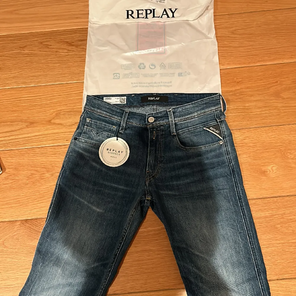 Helt nya Replay anbass i storlek 27 32  Sitter rikrigt bra. . Jeans & Byxor.