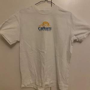 Säljer nu denna t-shirt från carhartt som knappast är använd, perfekt till sommaren💕